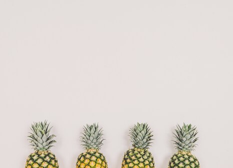 Foto von vier Ananas.